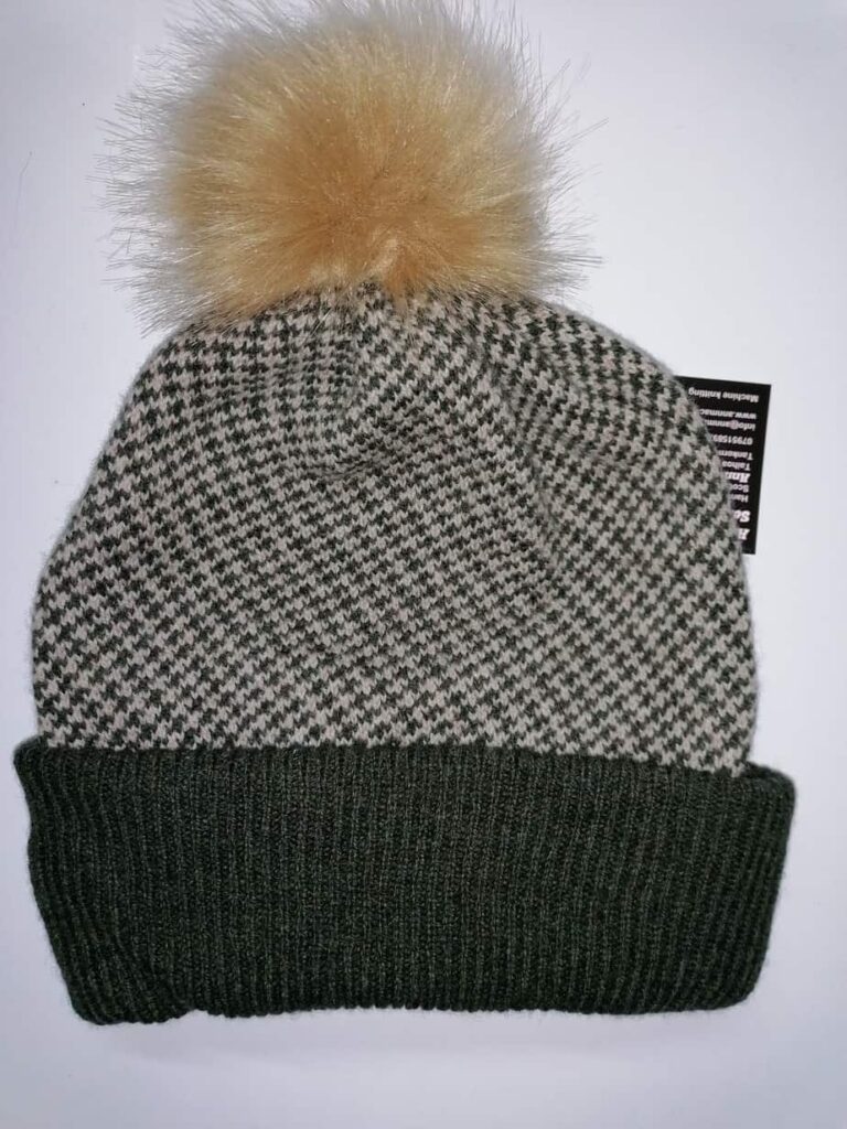Ribbed hat with faux fur pomski